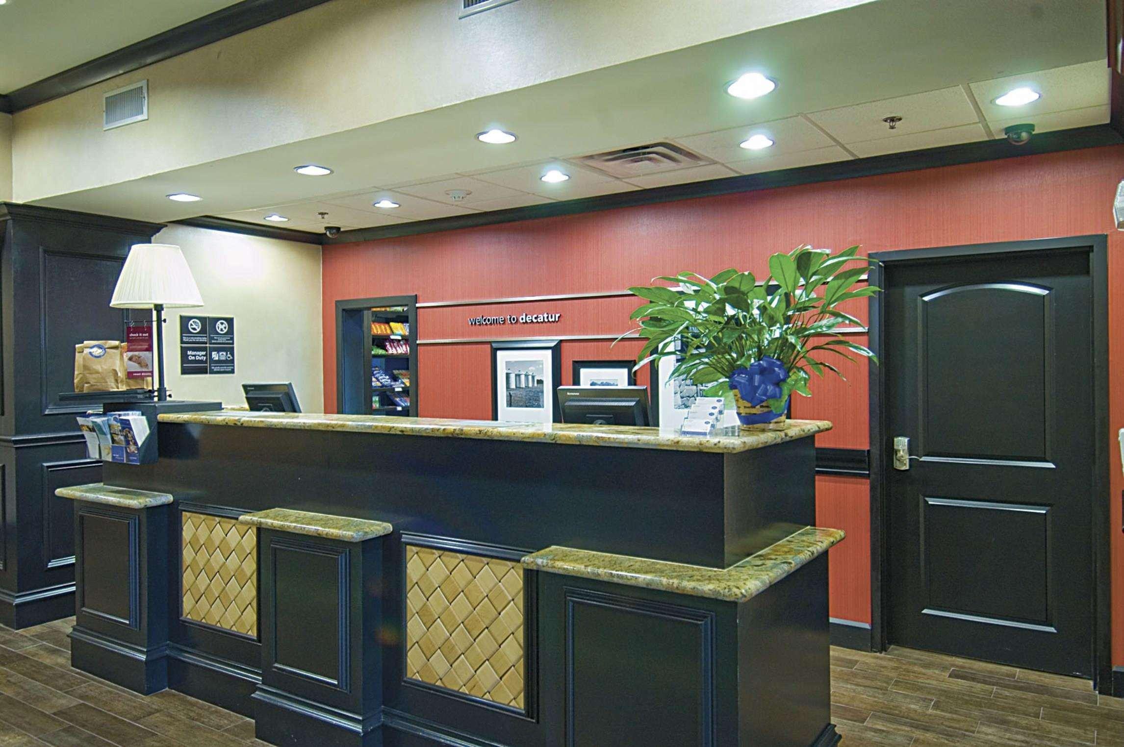 Hampton Inn & Suites Decatur Interior photo